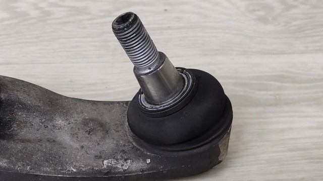 Левый рычаг передней нижней подвески A1563300500 MERCEDES