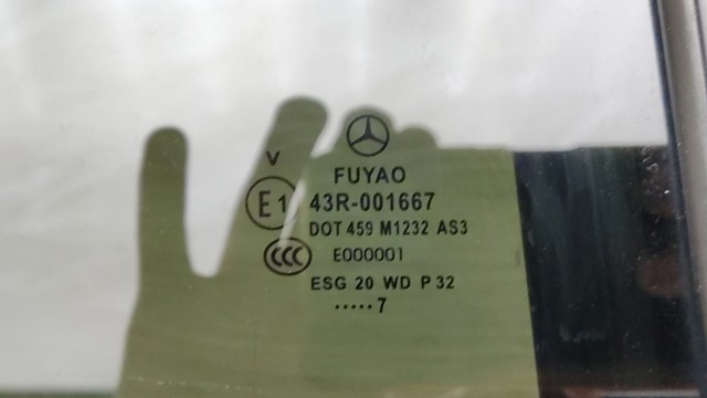Стекло задней двери, правой A1567350410 MERCEDES
