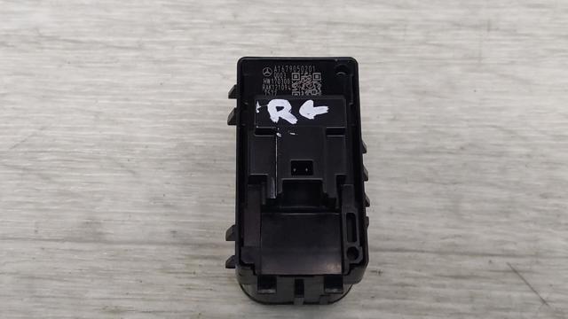 Кнопка подъемника переднего правого стекла A16790502019051 MERCEDES