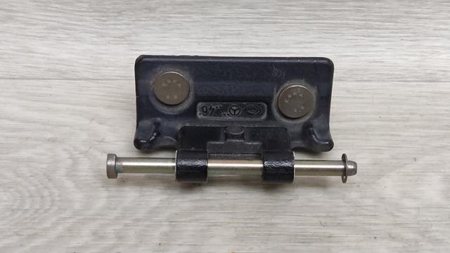 Петля третей/пятой двери A1687400437 MERCEDES