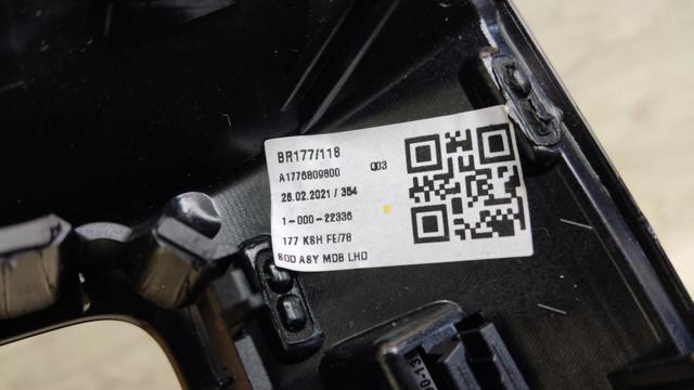Молдинг (накладка) приборной панели "торпедо", центральный A1776809800 MERCEDES