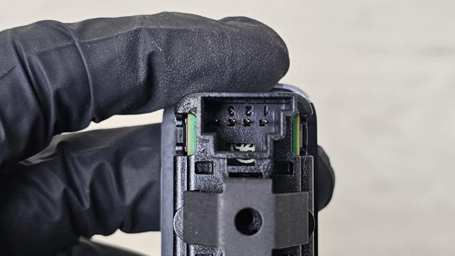 Кнопка стеклоподъемника передняя правая A2049058102 MERCEDES