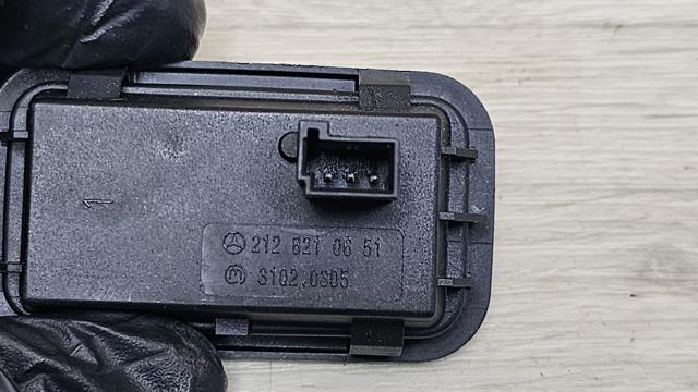 Кнопка привода замка задней 3/5 двери (ляды) A2128210651 MERCEDES