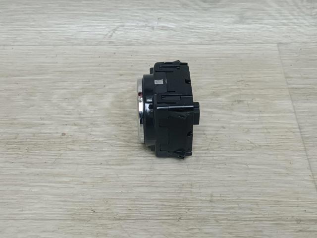MERCEDES 2138272000 Часы салонные в наличии Винница