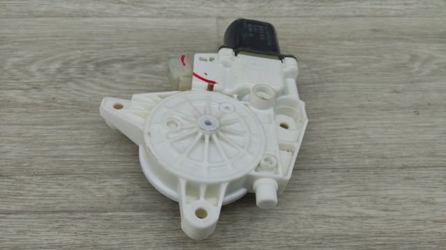 Мотор стеклоподъемника двери передней, правой A2469065200 MERCEDES