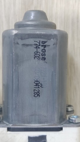 LAND ROVER AH2214B554AA Мотор стеклоподъемника двери задней правой в наличии Тернополь