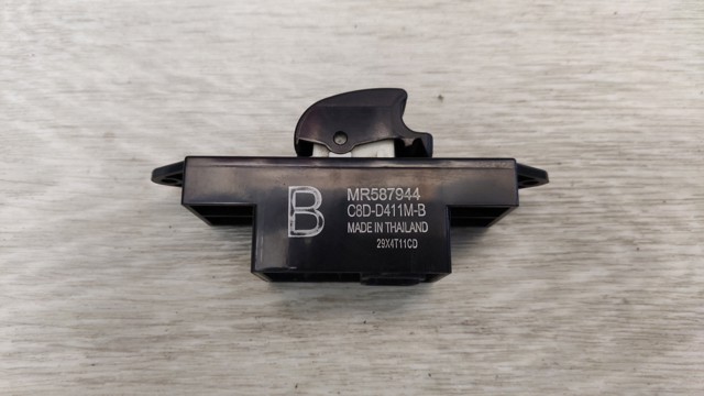 Кнопочный блок управления стеклоподъемником передний правый MR587944 MITSUBISHI