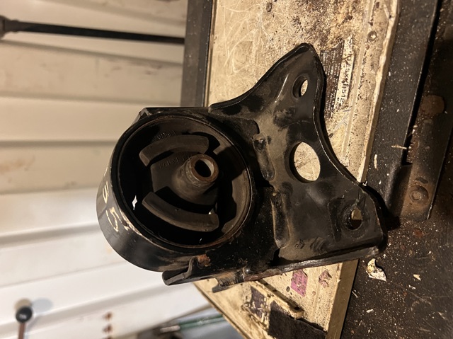 Левая подушка двигателя 1122031U00 NISSAN