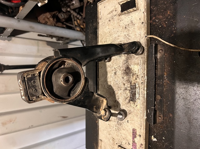Задняя подушка двигателя 123710D110 TOYOTA