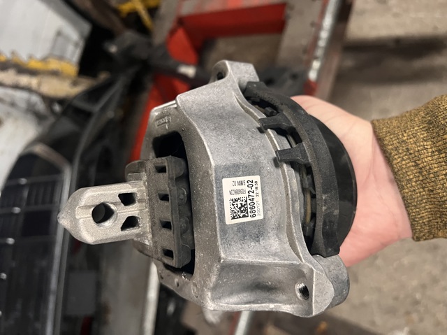 BMW 22116860472 Правая подушка двигателя в наличии Черкассы