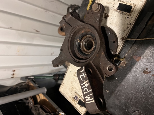 SUBARU 28313AE030 Цапфа (поворотный кулак) передний левый в наличии Черкассы
