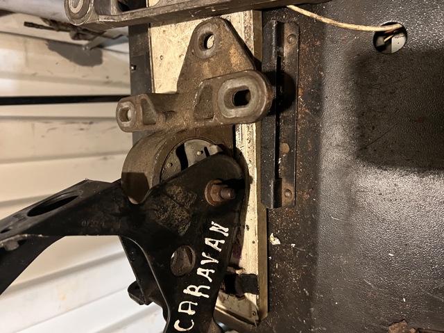 Передняя опора двигателя 4861295AB CHRYSLER