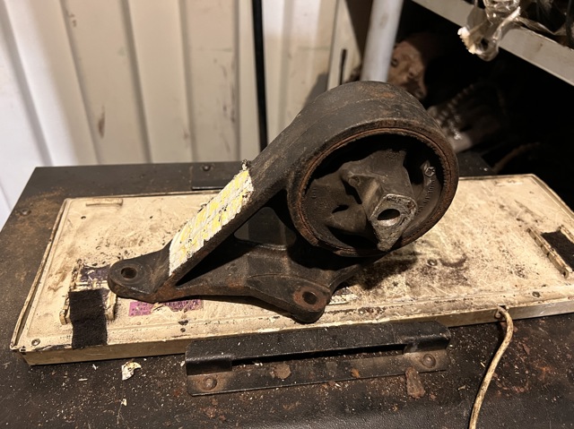 Левая подушка двигателя 52058929AB CHRYSLER