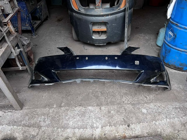 Бампер передний в сборе 5211953160 TOYOTA