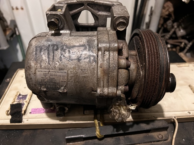 Компрессор кондиционера 73111FE040 SUBARU
