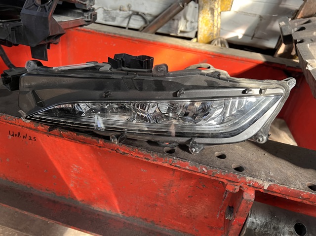 Противотуманка левая 8122048060 TOYOTA