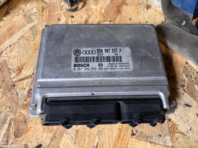 Модуль управления двигателем 8D0907557P VAG