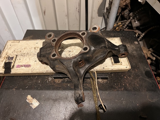Цапфа поворотная левая GHP933031A MAZDA