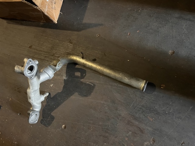 Патрубок системи охолодження MD307137 MITSUBISHI