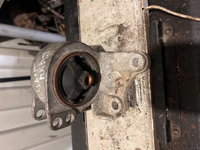 Левая опора двигателя MR272218 MITSUBISHI