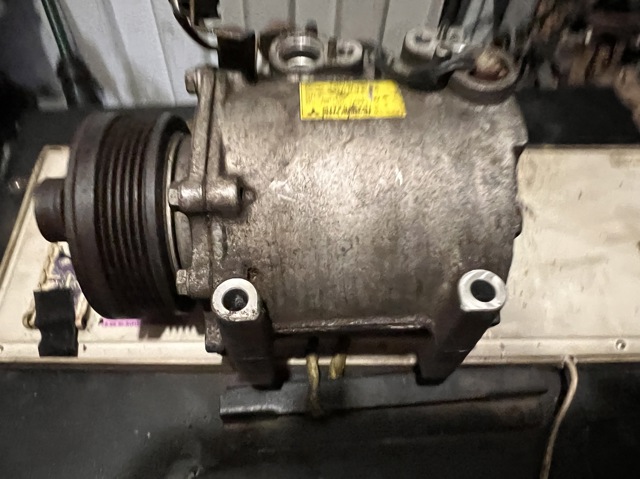 Компрессор кондиционера MR568402 MITSUBISHI