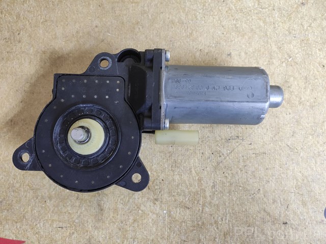 Мотор стеклоподъемника двери передней, правой 0130821939 FORD