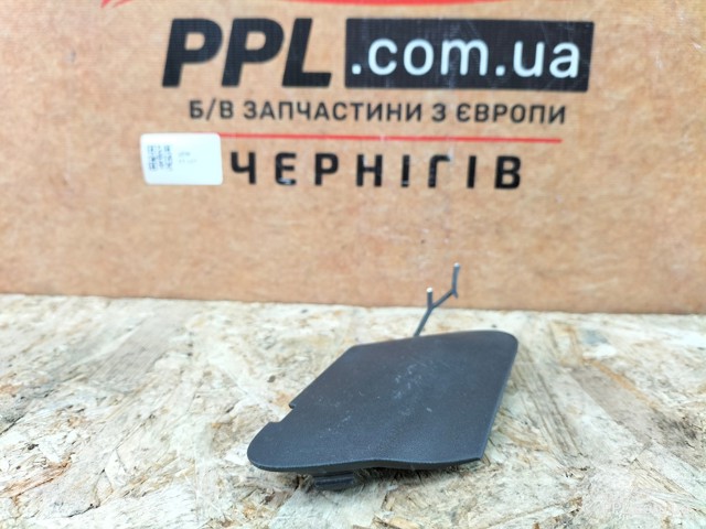 Передняя заглушка бампера буксировочного крюка 13285997 GM