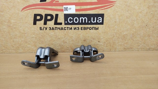 Петля задней (распашной) двери, правая верхняя 13501714 GM
