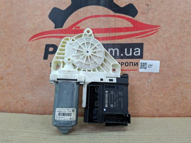 Мотор стеклоподъемника двери передней, правой 1K0959702P VAG