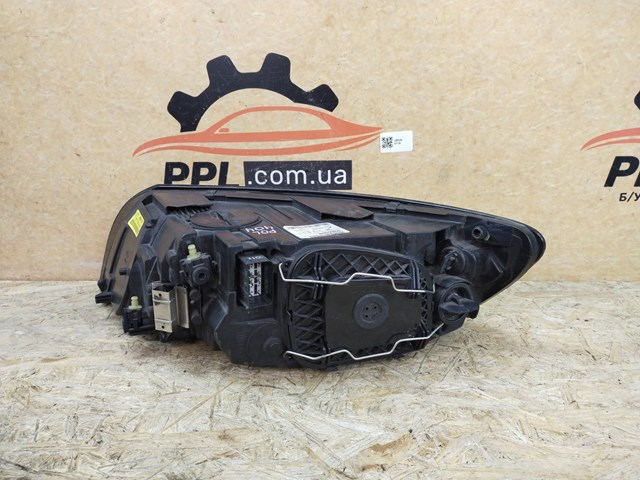 VOLVO 30763040 Фара правая в наличии Запорожье