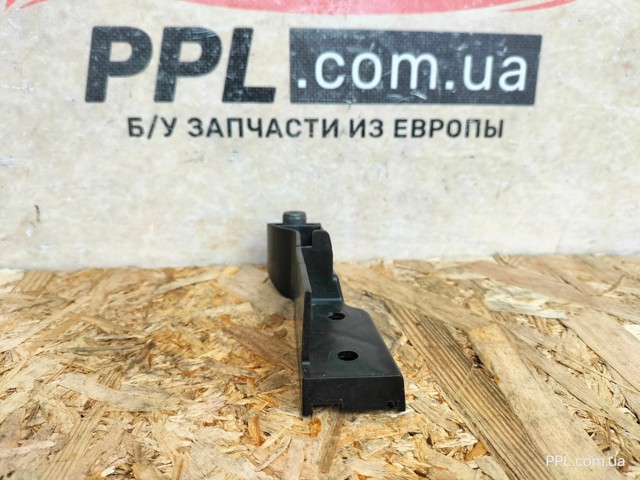 VAG 4F0807771 Кронштейн бампера переднего внешний левый в наличии Украина