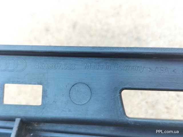 VAG 4K0807683 Решетка бампера переднего центральная в наличии Львов