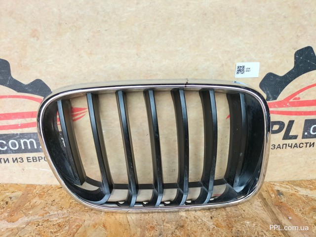 Решетка радиатора правая 51117210726 BMW