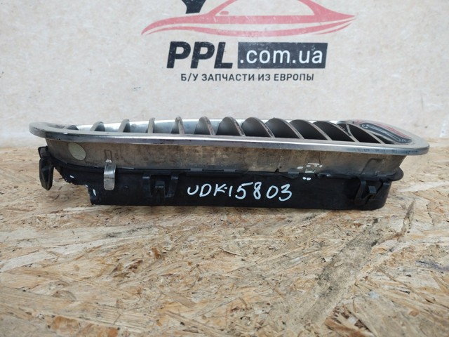 Решетка радиатора правая 51137200728 BMW