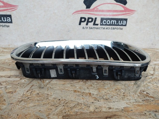 BMW 51137200728 Решетка радиатора правая в наличии Львов