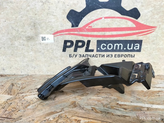 VAG 57A807724 Кронштейн бампера переднего правый в наличии Николаев