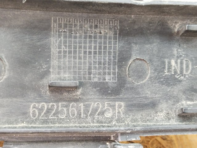Центральная решетка переднего бампера 622561725R RENAULT