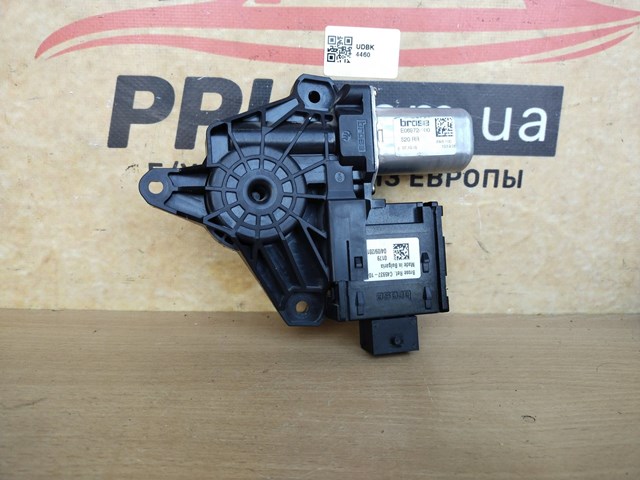 Моторчик стеклоподъемника двери задней, правой 68268767AA CHRYSLER