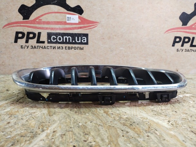 Решетка радиатора правая 7239022 BMW
