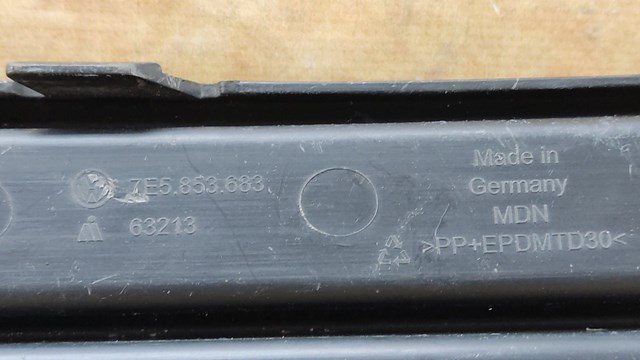 Решетка бампера переднего левая 7E5853683 VAG