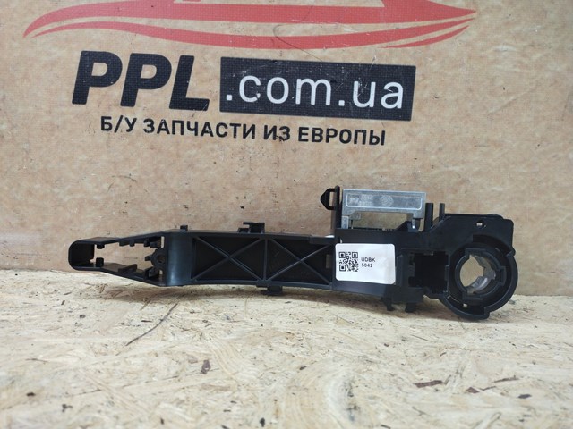 RENAULT 806064162R Держатель наружной ручки двери передней правой в наличии Украина