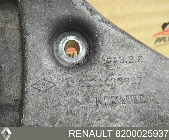 Кронштейн компрессора кондиционера 8200025937 RENAULT