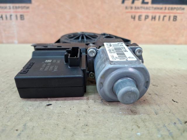827303178R RENAULT Мотор стеклоподъемника двери задней правой купить в Кривой Рог