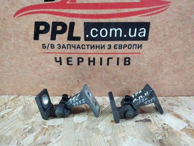 Петля двери задней правой 8K0831402A VAG