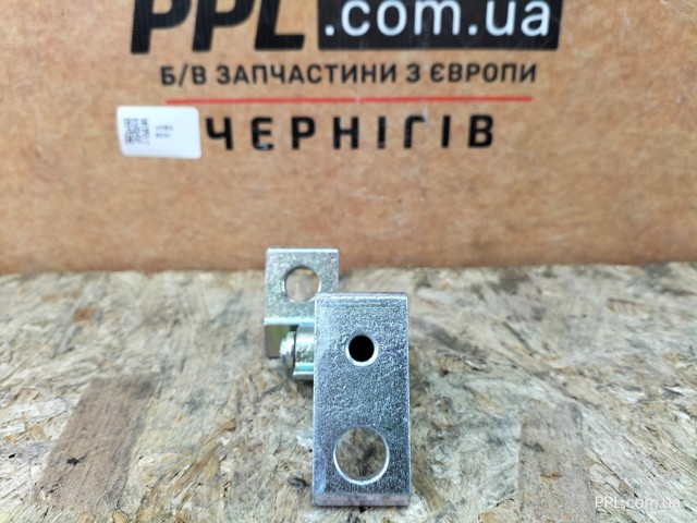 8V0831402 Петля двери передней правой купить Черкассы