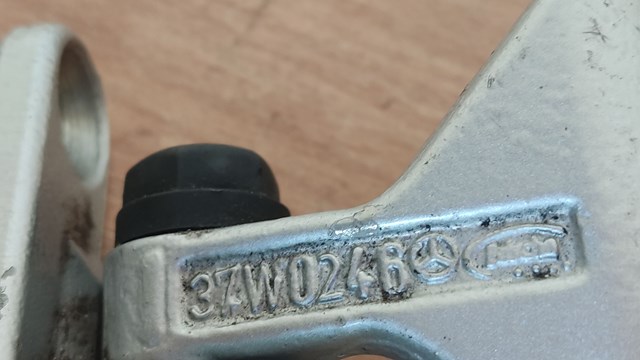 MERCEDES A2037300237 Петля двери задней правой в наличии Киев