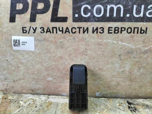Кнопка стеклоподъемника передняя правая BBM266370 MAZDA