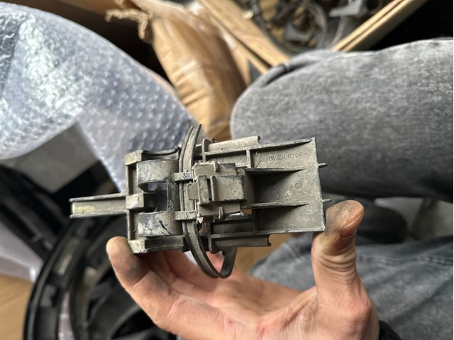 Скоба тормозной трубки 1644210394 MERCEDES