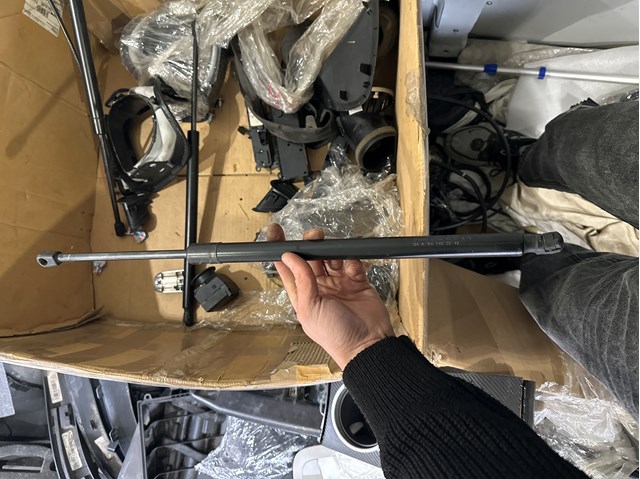 Амортизатор двери багажника 1647400245 MERCEDES
