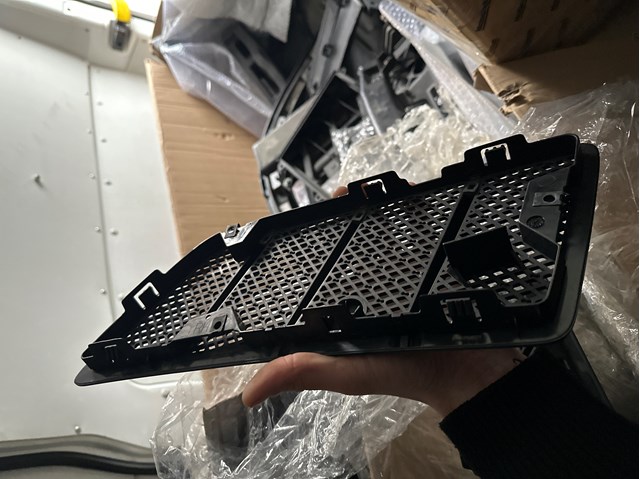 1648801405 MERCEDES Решетка капота купить в Чернигов